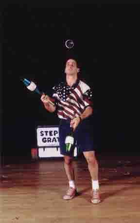 Stephen Gratto juggling
